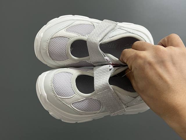 牛B新款 K2202儿童魔术贴凉鞋 Size：22-37码 韩范儿的K2202玛丽珍凉鞋 镂空魔术贴设计，透气舒适 耐磨防滑大底，脚感超舒适 上脚敲可爱