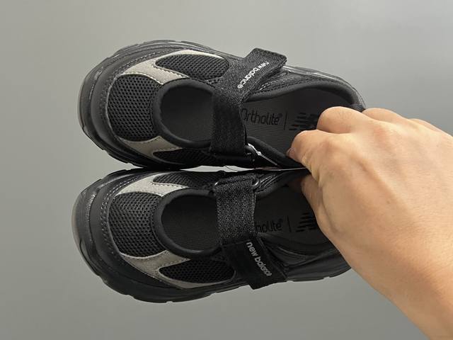 牛B新款 K2202儿童魔术贴凉鞋 Size：22-37码 韩范儿的K2202玛丽珍凉鞋 镂空魔术贴设计，透气舒适 耐磨防滑大底，脚感超舒适 上脚敲可爱