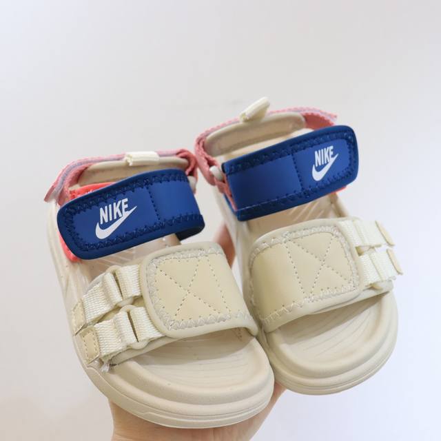 nk软底魔术贴凉鞋 皮面拼接尼龙材质鞋身，看起来就是个性十足的款式！Eva大底让鞋身整体超轻超柔然！