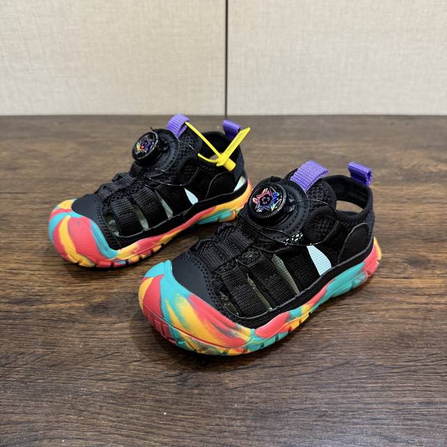 keen 科恩新款童鞋26-37 旋钮扣 锯齿纹橡胶大底抓地力强，无论是在潮湿的岩石上，还是在泥泞的小道上，都能提供稳定的支撑，确保行走安全