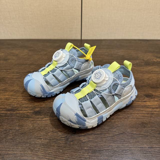 keen 科恩新款童鞋26-37 旋钮扣 锯齿纹橡胶大底抓地力强，无论是在潮湿的岩石上，还是在泥泞的小道上，都能提供稳定的支撑，确保行走安全