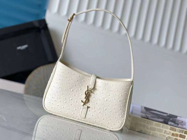 特级精品 657228奶白鸵鸟纹金扣 配全套专柜最新包装杂志 春夏新款腋下包Le5A7 Bag 强推今年的宝藏包包之一！极简外形+金属Logo 扣开合设计 可调