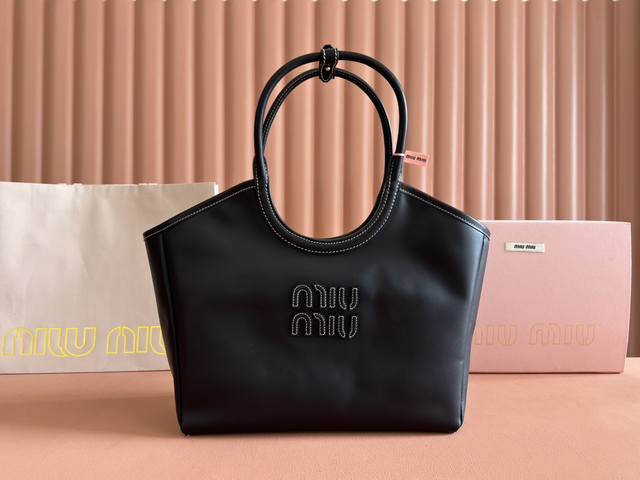 配置专柜全套包装 Miuhobo 托特腋下包!系列限定款,这款设计得能让更多美眉轻松驾驭 Effor 的时髦感,包包自重也很轻长度不会压个子,深深种草 真的让人 配置专柜全套包装 Miuhobo 托特腋下包!系列限定款,这款设计得能让更多美眉轻松驾驭 Effor 的时髦感,包包自重也很轻长度不会压个子,深深种草 真的让人