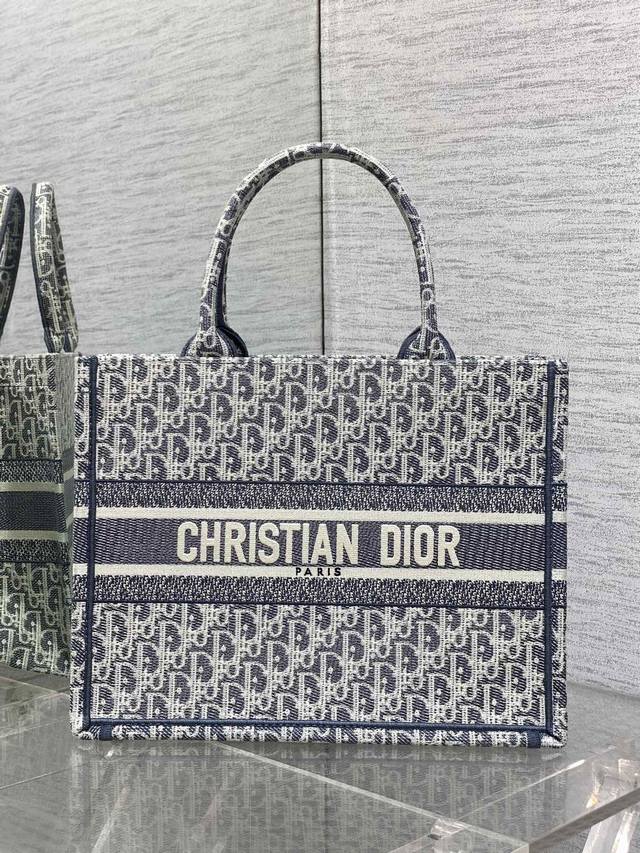 原厂 配全套原版包装 中号现货 Tote最新春夏系列,天蓝色面料刺绣图案,夏日气息扑面而来,高级的拼色,标志性的字母,超大容量的设计 ,凹造型神器 ,时尚精必入 原厂 配全套原版包装 中号现货 Tote最新春夏系列,天蓝色面料刺绣图案,夏日气息扑面而来,高级的拼色,标志性的字母,超大容量的设计 ,凹造型神器 ,时尚精必入