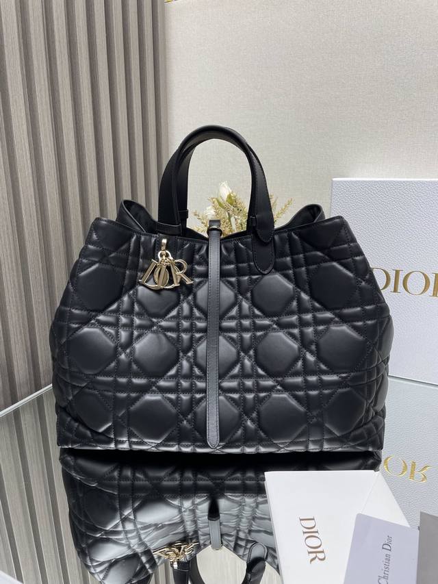 正品级 高版本 dior Toujours手袋 黑色大号 这款 Dior Toujours 手袋于二零二三春夏系列发布秀精彩亮相 休闲实用的设计别具一格 采用黑