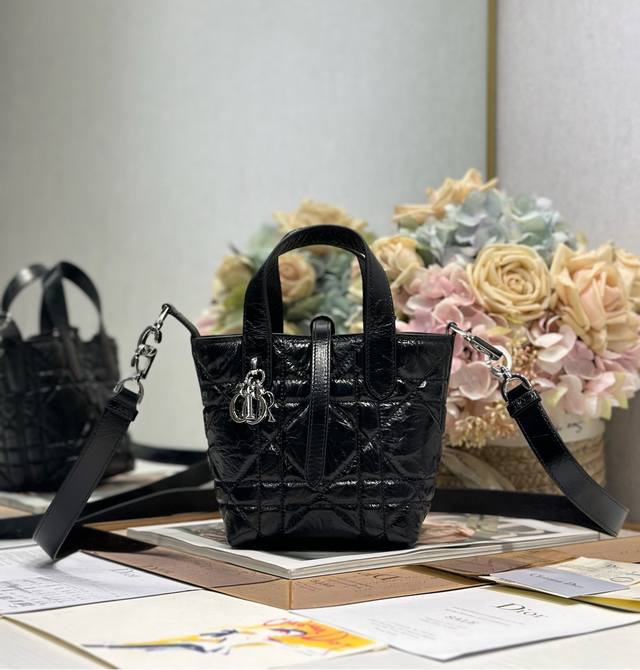 正品级 高版本 微型 Dior Toujours 竖版手袋 油蜡黑色 这款微型 Dior Toujours 竖版手袋是二零二五秋季成衣系列新品 时尚实用 采用油