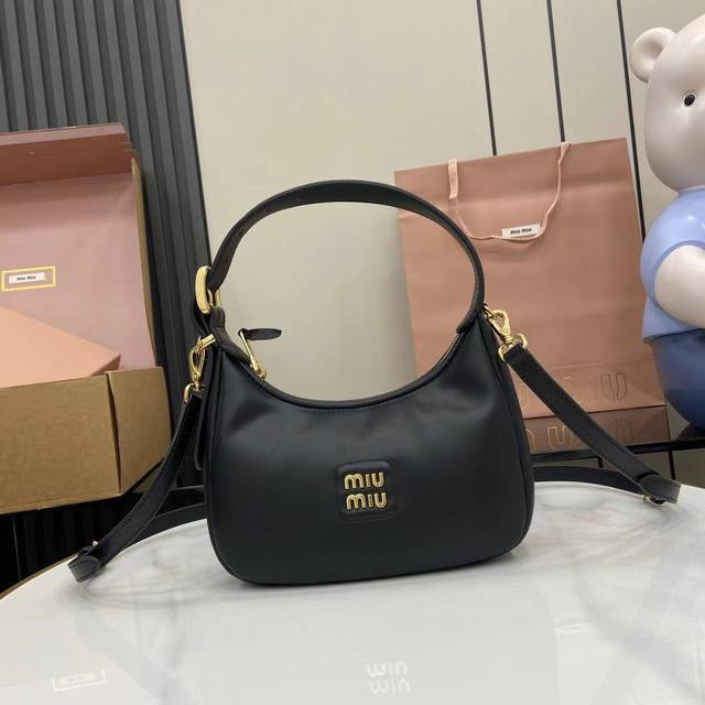 配全套原厂专柜包装 Miu家秀款Hobo包包 官网主推 今年绝对爆款式 采用顶级进口小牛皮 时尚蜻蜓线条设计 包身精致立体有型 风格百变 适配度很高 日常出行怎