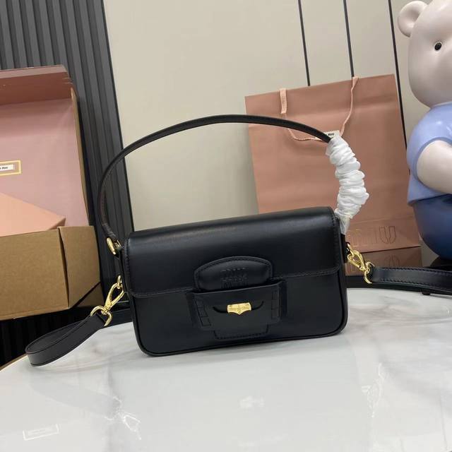 配全套原厂专柜包装 penny 手袋 这款penny手袋的设计灵感源自标志款型金币乐福鞋 为日常衣橱增添百搭之选 以挺括皮革设计体现品牌的年轻叛逆精神 可调式可