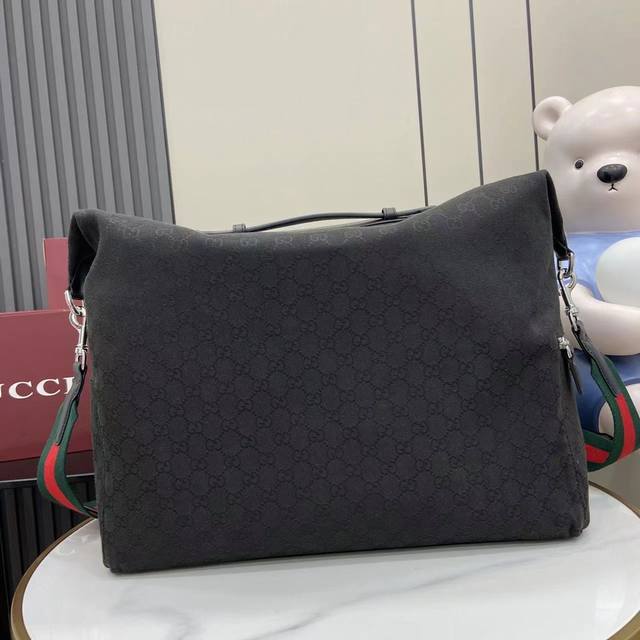 配全套原厂专柜礼品袋包装 新品 2025春夏系列精彩呈献箱包新作 这款旅行包采用柔和而不失挺括的造型 质感顺滑 开合方便易用 匠心融蕴精湛工艺与实用设计 这款旅