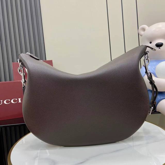 配全套原厂专柜包装 新品 2025早春系列呈现Gucci Body双锁扣手袋 名称源自典藏设计 经以垂坠感十足的休闲廓形焕新演绎 这款肩背包以深棕色Gg粒面皮革