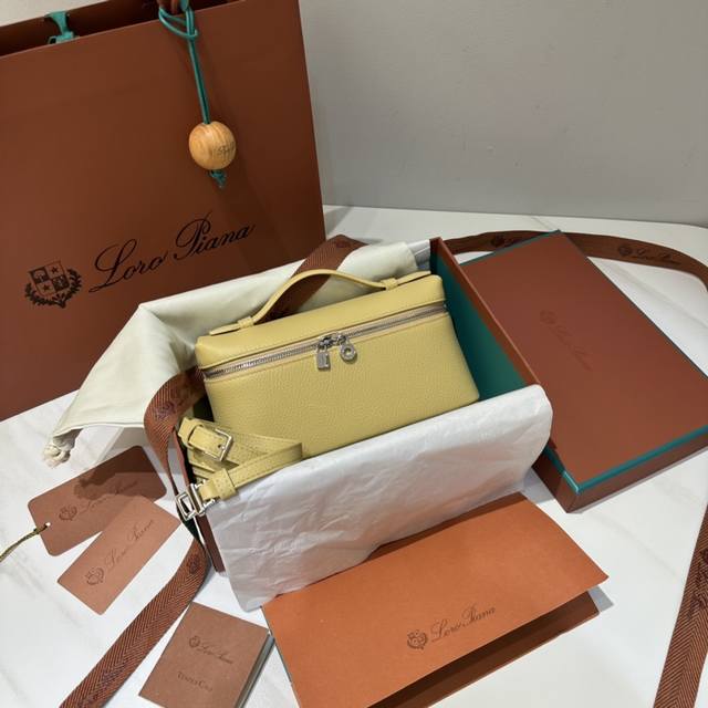 L19黄油色 Extra pocket L19系列手提 斜挎包 不被定义的生活才最自在 就像Loro pian 的材质设计 不需要繁复设计的款式 简洁柔和的轮廓