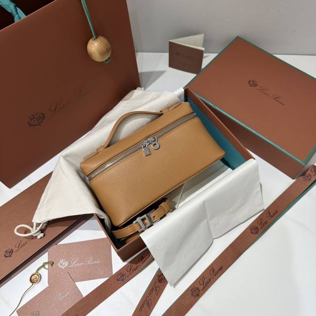 L19焦糖色 Extra pocket L19系列手提 斜挎包 不被定义的生活才最自在 就像Loro pian 的材质设计 不需要繁复设计的款式 简洁柔和的轮廓