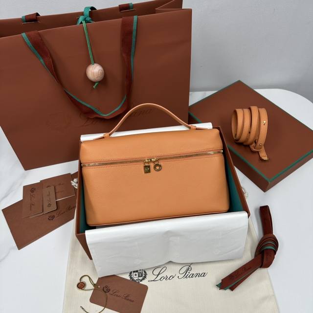 L27肉桂橙色金扣 新版 Extra pocket L27系列手提 斜挎包 不被定义的生活才最自在 就像L p的材质设计 不需要繁复设计的款式 简洁柔和的轮廓优