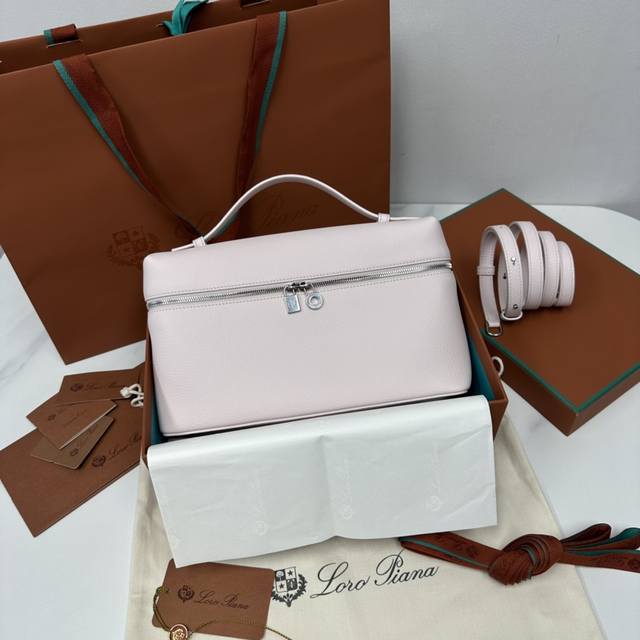 L27芍药粉 新版 Extra pocket L27系列手提 斜挎包 不被定义的生活才最自在 就像Loro pian 的材质设计 不需要繁复设计的款式 简洁柔和