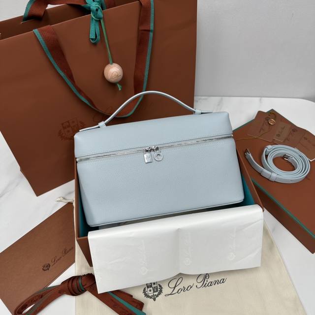 L27浅蓝美人色 新版 Extra pocket L27系列手提 斜挎包 不被定义的生活才最自在 就像Loro pian 的材质设计 不需要繁复设计的款式 简洁