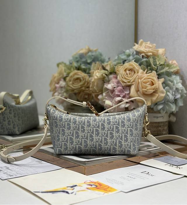 正品级 高版本 dior中号 Travel Nomad 手拿包 灰D布肩带 本季新款手拿包融合多种元素 是一款时尚单品 采用经典老花精心制作 空间宽敞 造型灵活