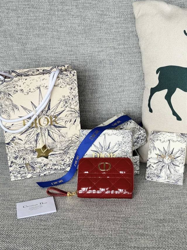 款号 S5032 这款卡包很方便 有个拉链 里面可以放零钱 还可以放卡 容量完全够日常用啦 漆皮系列迪奥Dior Cd卡包原单品质 尺寸 12 9 5Cm