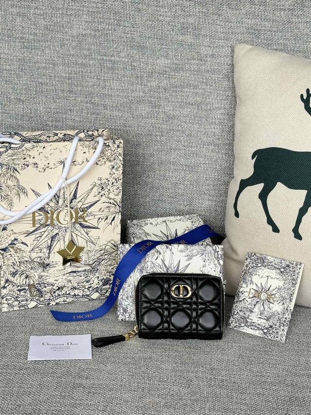 款号 羊皮S5032 羊皮五个颜色 这款卡包很方便 有个拉链 里面可以放零钱 还可以放卡 容量完全够日常用啦 羊皮系列迪奥Dior Cd卡包原单品质 尺寸 12