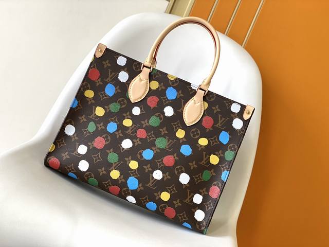 顶级原单复刻M46379波点老花丝印妈咪袋系列 Onthego 中号手袋将经典 Monogram 帆布与 Monogram Reverse 帆布分饰两侧 迥异风