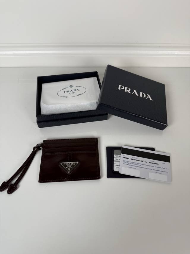 p家 男女通用小卡包 咖色 油腊皮三角标 型号1Mc025 原单品质 进口油蜡皮制作 6个卡位一个中间夹层 可放置多张卡片以及零 尺寸11.2 8.5Cm 实物