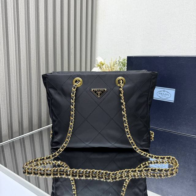 顶级原单 中古拉链款1Bd621这款Vintage中古链条菱格流浪包设计太棒了纯手工尼龙菱格设计 可单肩+斜跨+流浪背法 进口黑金链条搭配真的是Vintage永