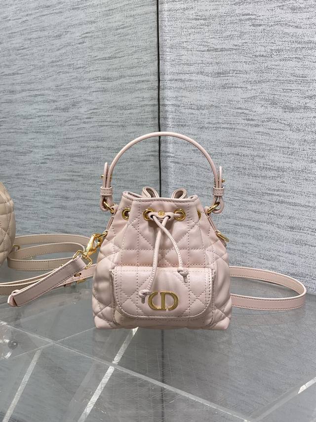 Caro水桶包Micro系列 新款美包又上新了 进口小羊皮精心制作 精湛的工艺 经典的菱形格 可爱的水桶包造型 优雅又不失时尚 顶部皮手柄和可拆卸的长肩带 实用