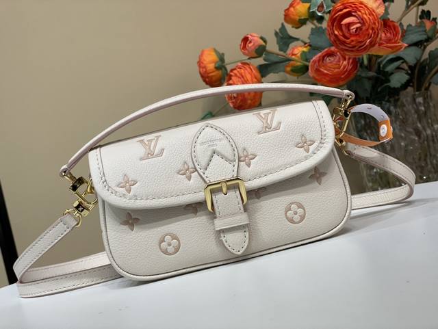 顶级原单复刻独家实拍 Nano Diane 法棍手袋 M13642 奶杏色 提花 以同色美学重绎经典 Monogram 图案 并为皮革包身融入耀目金属件与可拆卸