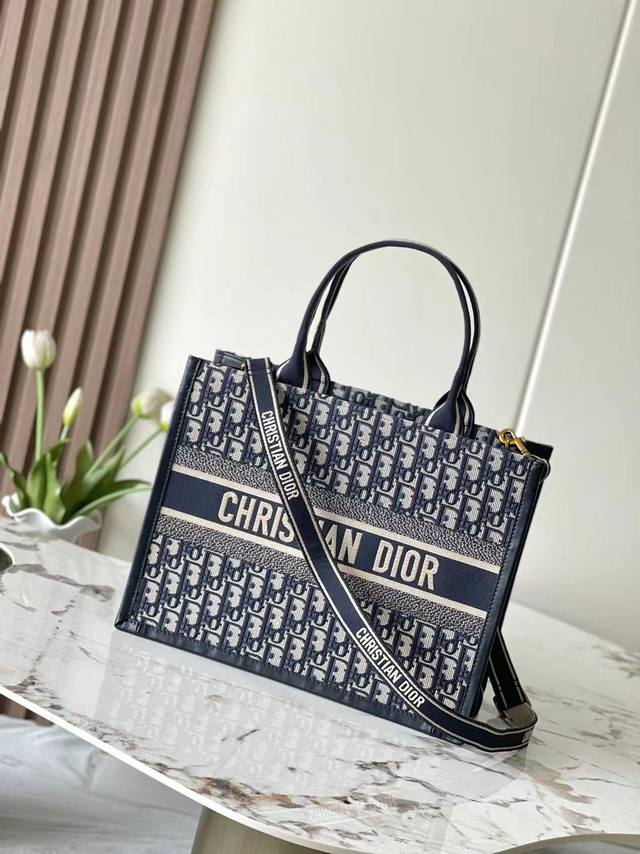 款号99602 专柜芯片版 对版原厂托特配皮 中号版 这款Book Tote 手袋以优雅的风格诠释玛丽亚 嘉茜娅 蔻丽 Maria Grazia Chiuri