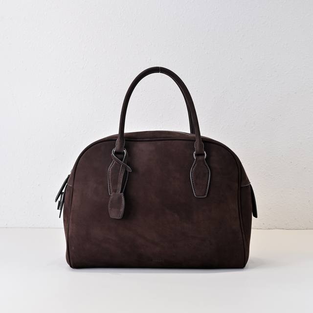 现货 *India 系列 新款手提包 新版保龄球包 采用柔软粒面鹿皮制成 配有加长手提和标志性Logo金属挂锁与钥匙 流畅性的线条 兼具优雅与复古风 皮质光滑细