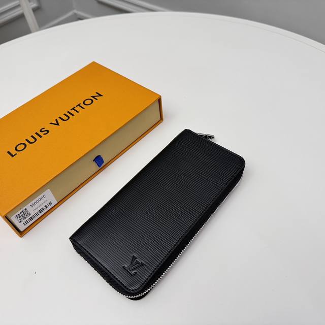 正品级 顶级原单 M60965水波纹这款男士竖款拉链钱夹以耐磨的Damier Graphite 帆布制成 气质优雅 多个实用的口袋和隔层设计可轻松容纳现金 信用