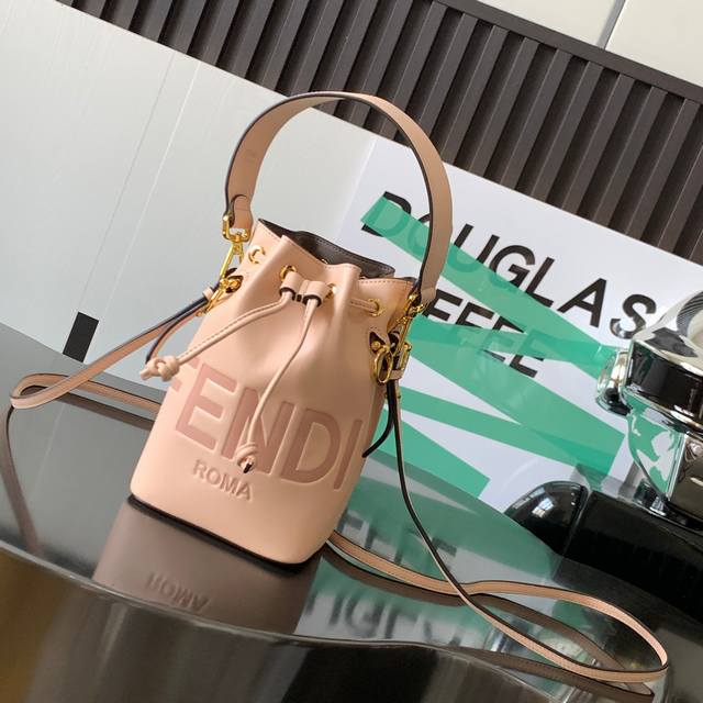 Mon Tresor 浅粉皮革迷你手袋更多细节 mon Tresor小号水桶手袋 配有抽绳和Fendi金属标志装饰 配一长一短两条可拆卸肩带 可手提 单肩背或斜 Mon Tresor 浅粉皮革迷你手袋更多细节 mon Tresor小号水桶手袋 配有抽绳和Fendi金属标志装饰 配一长一短两条可拆卸肩带 可手提 单肩背或斜