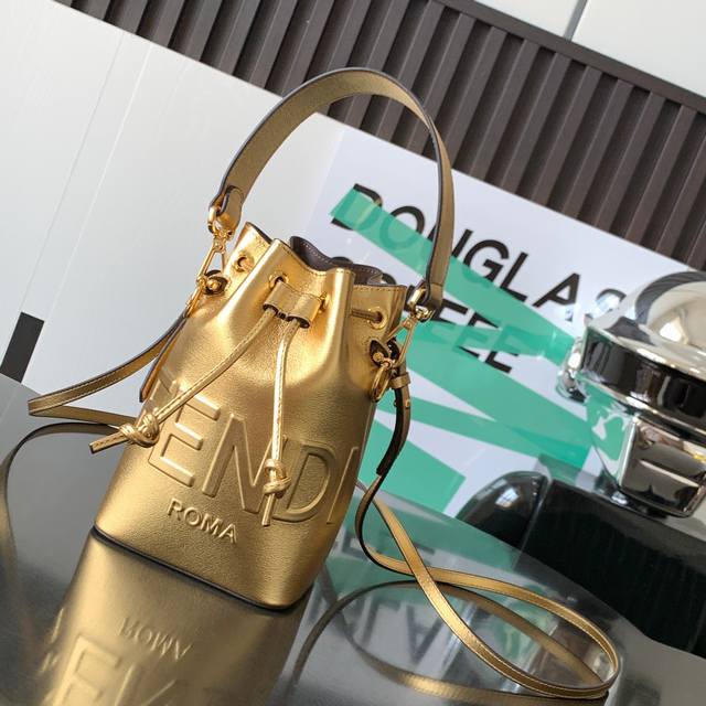 Mon Tresor 金色皮革迷你手袋 更多细节 mon Tresor小号水桶包 金色皮革材质 饰有烫印渐变色Fendi Roma印花 内部衬里 金色金属件 配 Mon Tresor 金色皮革迷你手袋 更多细节 mon Tresor小号水桶包 金色皮革材质 饰有烫印渐变色Fendi Roma印花 内部衬里 金色金属件 配