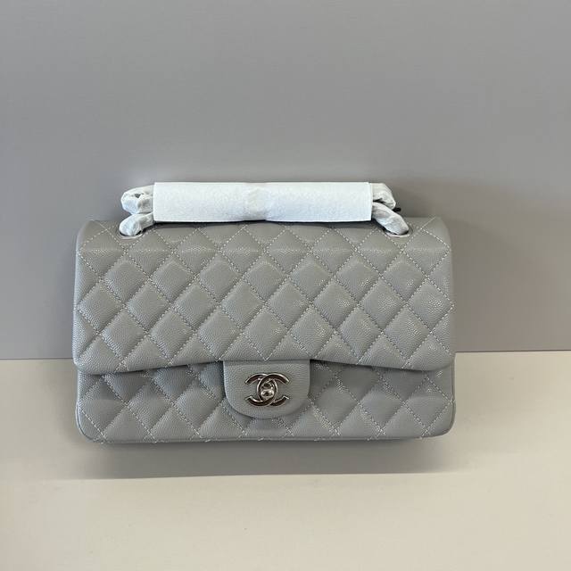 1112 Cf 25Cm 小球纹 进口对版小牛皮 市场独家好货 可以进出专柜对比的顶尖货 皮质细节及做工看图片哦 堪称完美 欢迎货比三家