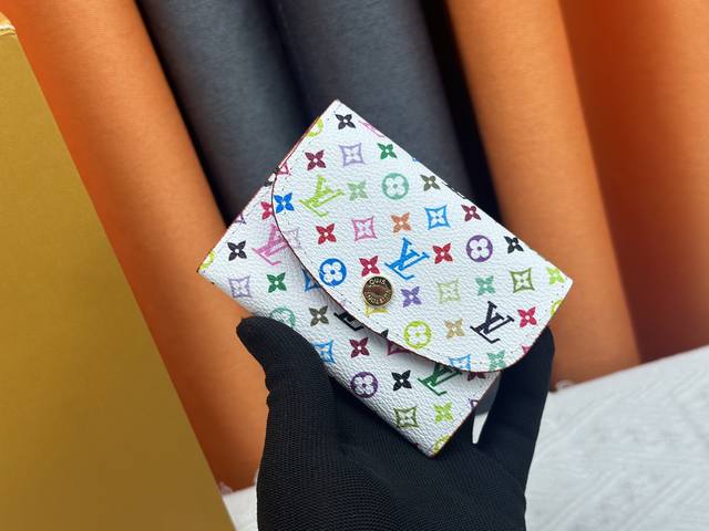 尺寸 11X8X2.5 型号 M41939 小巧玲珑却极为实用 此款多彩信封式零钱包是现代女性都市生活中的完美伴侣 身材小巧 轻松收入包袋甚至衣袋之中