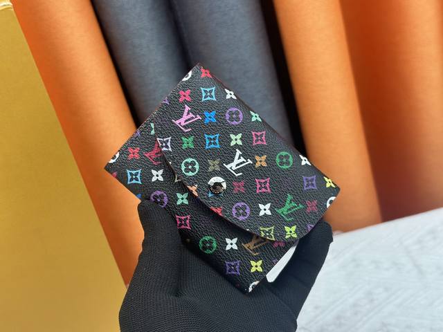 尺寸 11X8X2.5 型号 M41939 小巧玲珑却极为实用 此款多彩信封式零钱包是现代女性都市生活中的完美伴侣 身材小巧 轻松收入包袋甚至衣袋之中