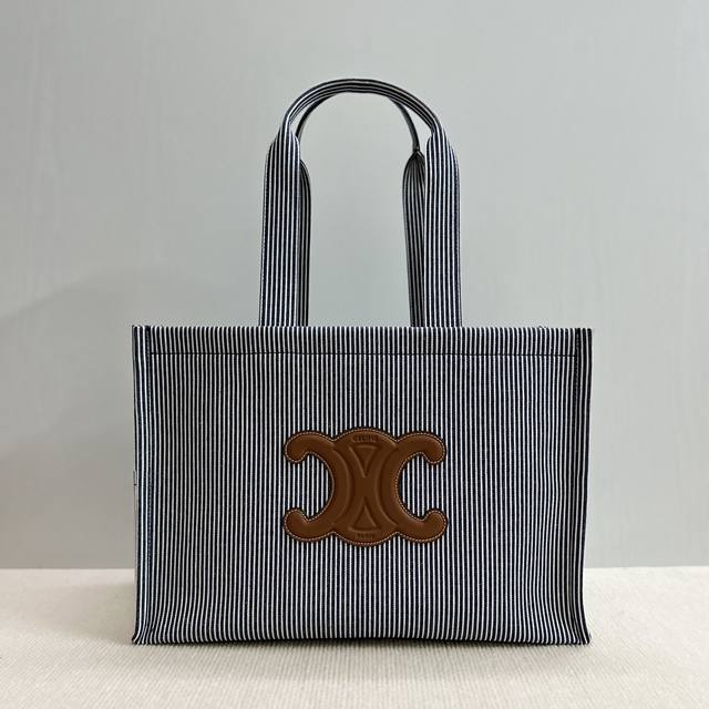 正品级 新品上线 celine Cabas Thais 新推出秋季通体印花织物大号托特 牛皮包边 内设一个扁平口袋 两侧设有2个外置贴平口袋 大间缝隙 耐磨耐造 正品级 新品上线 celine Cabas Thais 新推出秋季通体印花织物大号托特 牛皮包边 内设一个扁平口袋 两侧设有2个外置贴平口袋 大间缝隙 耐磨耐造