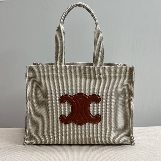 正品级 新品上线 celine Cabas Thais 新推出秋季通体印花织物大号托特 牛皮包边 内设一个扁平口袋 两侧设有2个外置贴平口袋 大间缝隙 耐磨耐造 正品级 新品上线 celine Cabas Thais 新推出秋季通体印花织物大号托特 牛皮包边 内设一个扁平口袋 两侧设有2个外置贴平口袋 大间缝隙 耐磨耐造