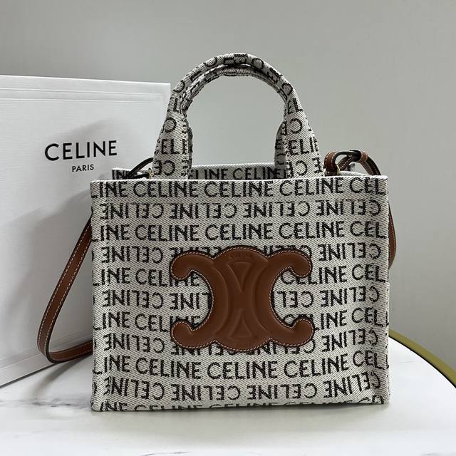 正品级 新品上线 celine Cabas Thais 新推出秋季通体印花织物小号托特 牛皮包边 内设一个扁平口袋 两侧设有2个外置贴平口袋 大间缝隙 耐磨耐造 正品级 新品上线 celine Cabas Thais 新推出秋季通体印花织物小号托特 牛皮包边 内设一个扁平口袋 两侧设有2个外置贴平口袋 大间缝隙 耐磨耐造