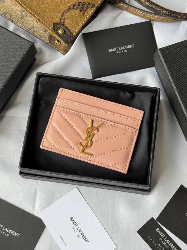 Ysl经典卡片包小羊皮 制作 monogram Saint Laurent卡包 饰以金属联结Ysl标志和Matelass 缝线 Slp 卡片夹 信用夹金属互扣式