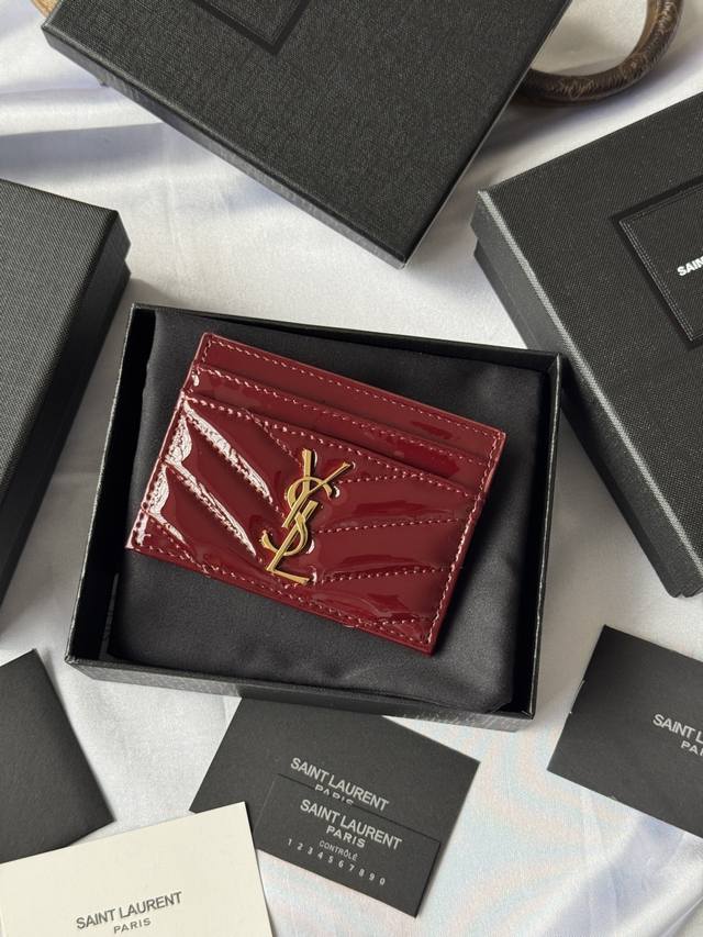Ysl 最近经典卡包 镜面漆皮 牛皮卡片夹 信用夹金属互扣式Ysl标准 提花凸纹缝线装饰 金色五金 5个卡位隔层 迷你可爱 可手拿 可放包里 款号 423291