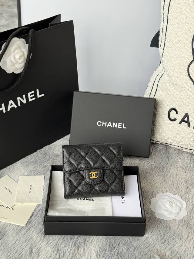 牛皮 Cf短三折钱包到货 chanel 香奶奶卡位6个 后面有零钱包 放2000毛爷爷丝毫不费劲 羊皮细腻 搭配金色五金 时尚感满满 非常时髦 可手拿 可放包里