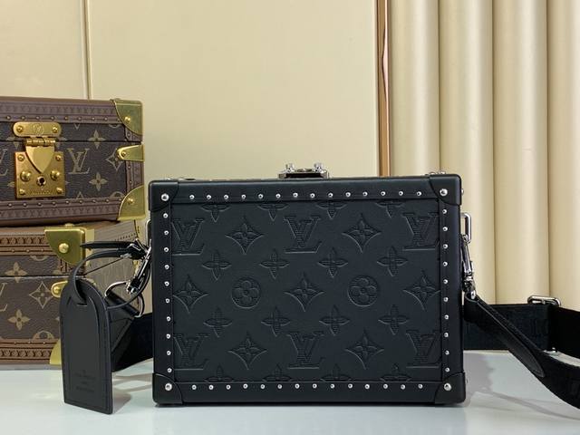 顶级原厂 Clutch Box 硬箱盒子手袋 M12876 黑色 条纹压花 铆钉 clutch Box 手袋以Monogram Shadow压纹皮革致敬路易威登