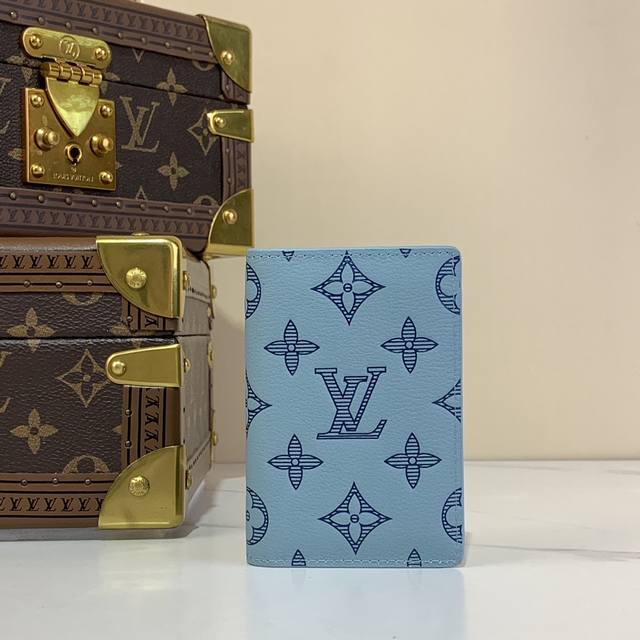 顶级原厂 口袋钱夹 M14915蓝色 本款口袋钱夹取材柔软 Monogram Shadow 牛皮革 以 Monogram 压纹和牛皮革内衬彰显考究格调 紧凑构型