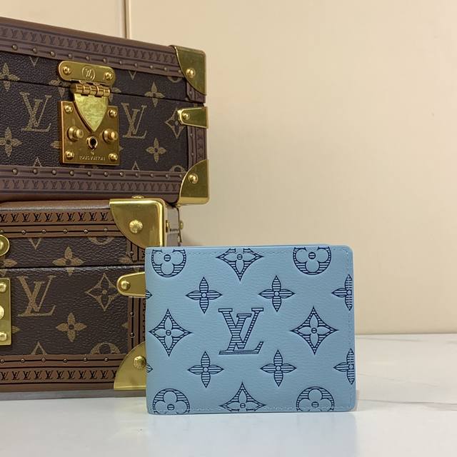 顶级原厂 Multiple 短款钱夹 M14802冰蓝 新款Multiple 钱包采用 Monogram Shadow 皮革流露经典底蕴 细腻牛皮革压印标志性M