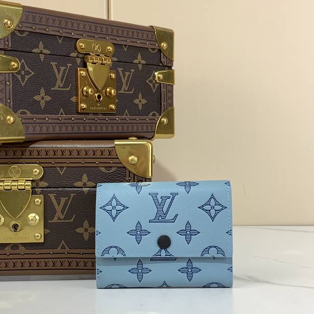 顶级原厂 Victor 三折钱包 M14793蓝色 這款小巧的Victor錢包採用Monogram Shadow壓花小牛皮製作 打開翻蓋即展現驚人的多功能內部設