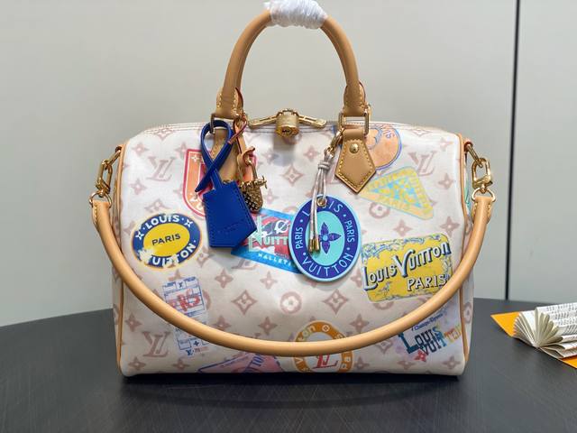 出厂价p 顶级原单 M14587白色徽章 枕头包Speedy Speedy Soft 30手袋 本款 Speedy Soft 30 手袋以复古笔触演绎 Mono