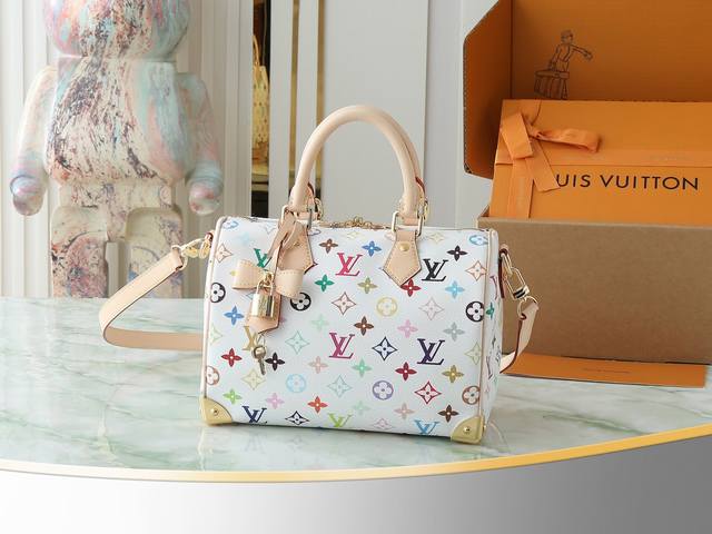 顶级原单 独家实拍 M13085白彩 Speedy枕头包 本款 Speedy Bandouli Re 25 手袋为经典 Monogram 图案渲染日本艺术家村上