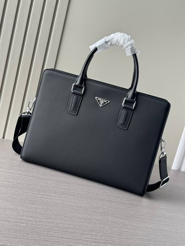 顶级专柜老鼠高端狠货2025最新火爆款普拉达双拉链手提公文包大量出货啦,叫嚣专柜货顶级原单货纸上谈兵吹牛皮的咱不会 请让狠货说话 款式可以复制抄袭 材料做工骗不
