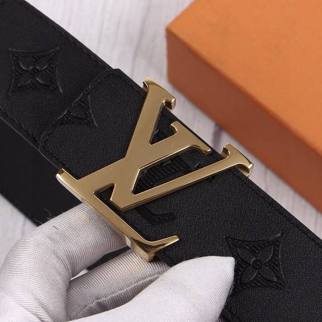 品牌:路易威登 尺寸:39Mm 正品尺寸 五金材质:专柜精品钢扣 真空电镀 工艺精细 带身材质:天然双面头层牛皮 质感超赞 手感柔软 对版车线 对版线色