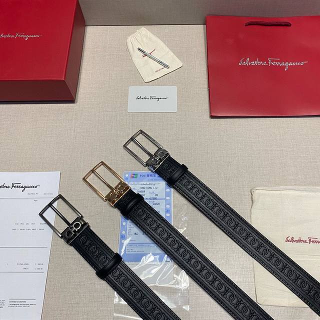 送男友 送父亲的品质之选 菲拉格慕经典腰带 宽度3.5Cm 时尚百搭 经典亮银色搭扣 尽显男士气质 无论是商务场合还是日常休闲 这款腰带都能轻松拿捏 提升整体穿